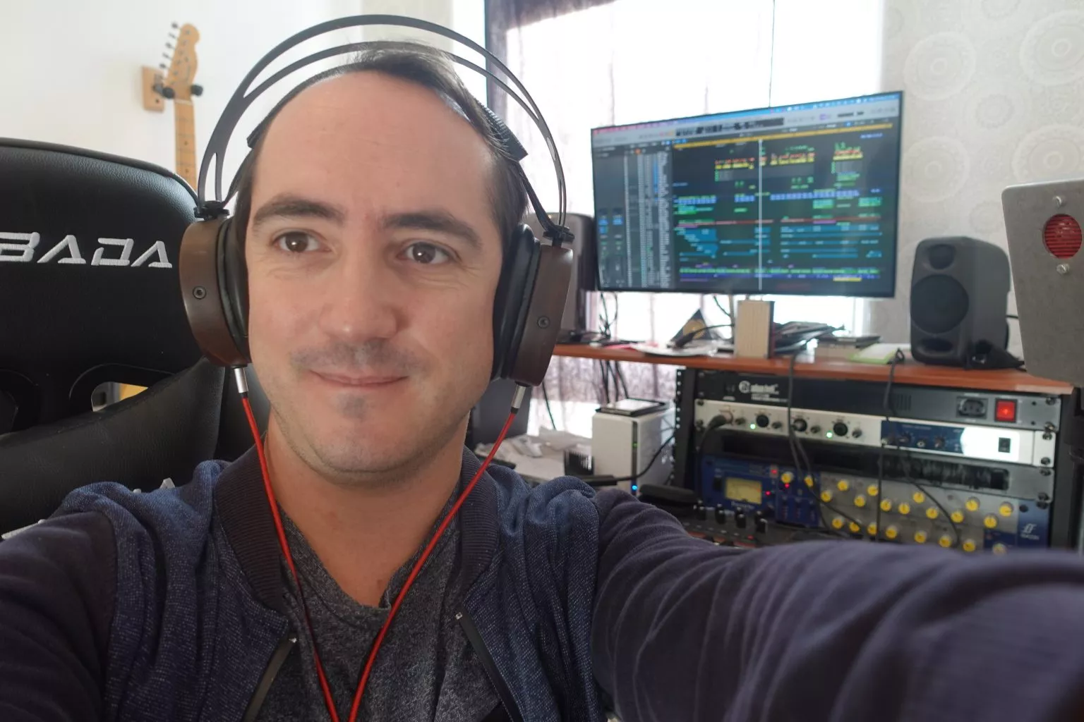Vince dans son home studio